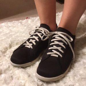 Super comfy Reebok sneakers!!